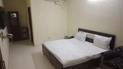 Sector 45 Hotel | Hotel The Diamond Ring 45B