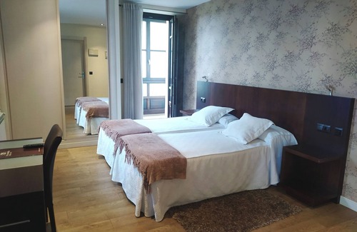 Naves Hotel | Hotel Villa Marrón