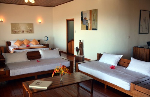 Ambondrona Hotel | Hotel with comfortable rooms and terrace with beautiful sea view