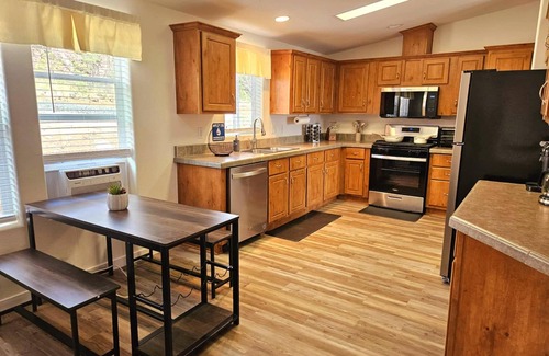 Williams House | HotTub/GameRoom/2Kingbeds/CoffeeBar/Firepit. 60 Min to Grand Canyon