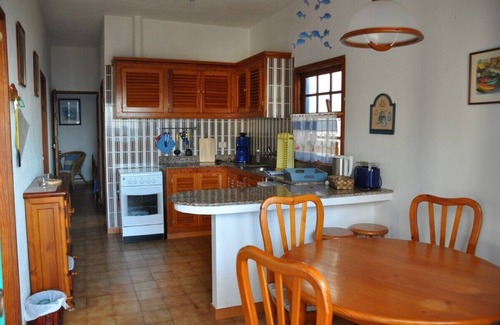 Puerto Naos House | House directly on the sea with a large, planted rooftop terrace