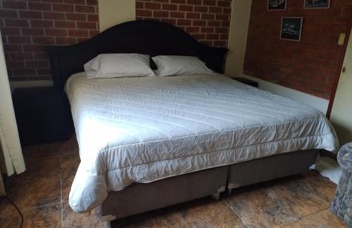 Cerro Colorado District House | House garden airport