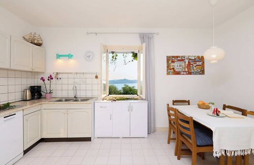 Brsecine House | House Lilla with Private Hot Tub