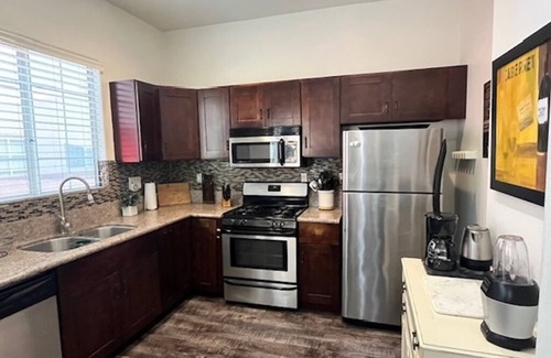 Inglewood Condo | House of Gordon Gartrale - Near LAX & Sofi! Family-Sized Condo In No. Inglewood