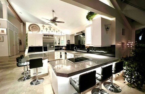 Salt Lake City House | House of Setting Sun! Views-HotTub-30min to ski-10min to SLC-Super Cool Design!