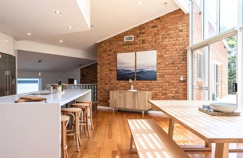 Howrah House | "House on the Hillside" with City Views Sleeps 12