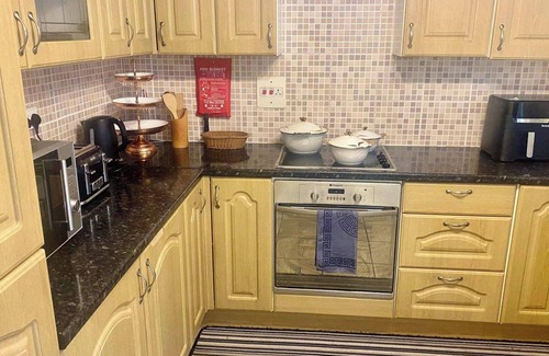 Thamesmead East House | House - Sleeps 8 - Garden - Parking