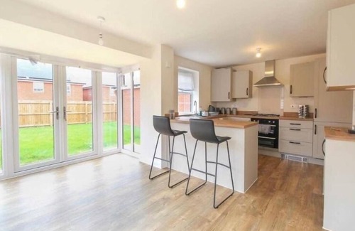 Burton Latimer House | House-Sleeps 8-Parking-Garden-Country Surroundings