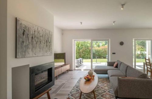 Vintijan House | House Sparrow