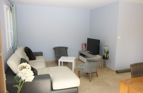 Jonquerettes House | House with garden in Provencal village 20 min from Avignon