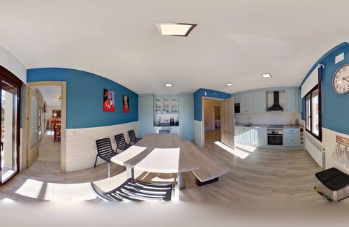 Zarzalejo House | House with living-dining room with fireplace, fully equipped kitchen, bathroom for disabled people.