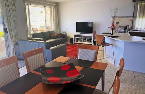 Encounter Bay House | House with ocean view/Bluff - short distance from beach and restaurants/cafes