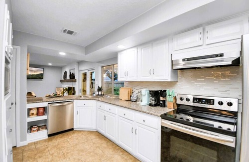 Meadows Place House | Houston Family Retreat with Hot Tub Pool Firepit