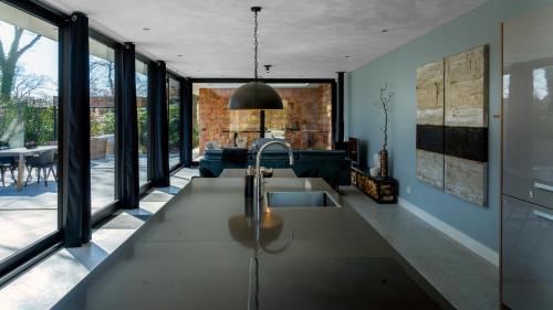 Den Hout House | Houten Boshuis by Droomvilla