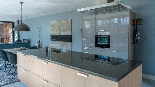 Den Hout House | Houten Boshuis by Droomvilla