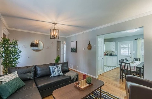 Potomac West House | Huge 4BR historic townhouse by CozySuites