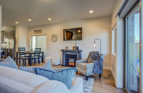 Colorado Springs House | Huge Epic Views, 2 Rooftop Lounges, Prime Area!