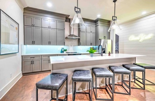 Eastwood House | Huge Lux Home! 17 beds! Insta! Baller Game Room!
