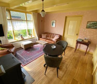 Marrum Apartment | Huis in Marrum uit 1880 met grote tuin.