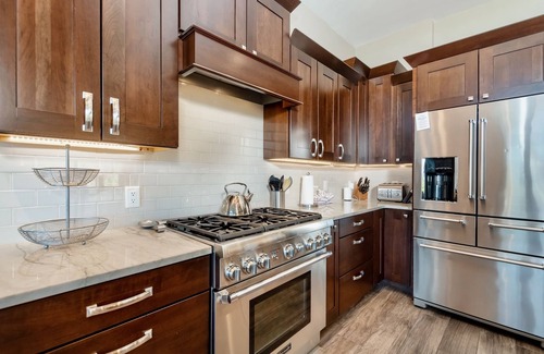 Windcliff Estates House | Hyler Mountain Lodge Luxury Vacation At Windcliff 5 Bedroom Home by RedAwning