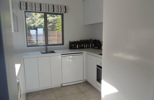 Paekakariki House | I minute from beach. Relax,enjoy wonderful views of sea, sunsets, Kapiti Island.