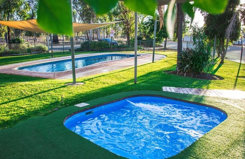 Strathmerton Cabin | IBIS Cabin, Sleeps 6, 3 bedroom, 1 x bathroom, living and kitchen,BBQ Deck Area.