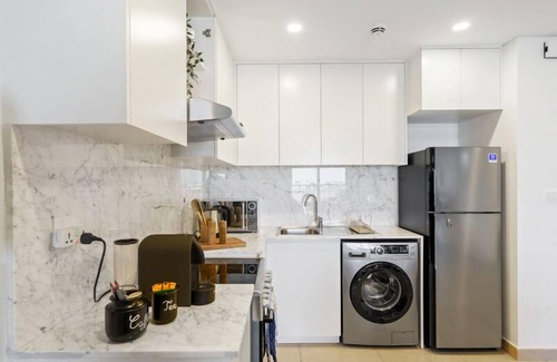 Al Sufouh 1 Apartment | Iconic Views Apt With Balcony Close to the Beach