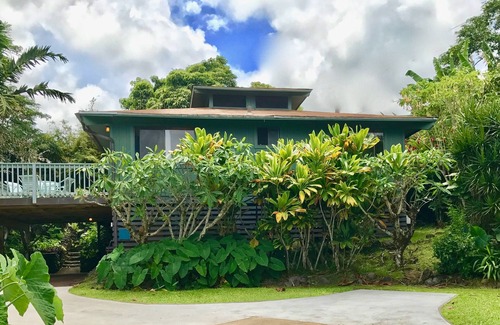 Hana House | IDEAL BEACH LOCATION 2 BR LARGE DECK "PRIVATE'