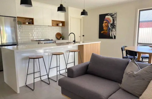 Mildura House | Ideal family holiday home or the perfect place for your bridal party!