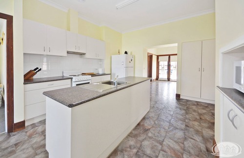 Portland House | Ideal group getaway in central location