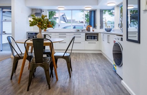 Burnside House | Ideal Studio Getaway – Close to the Airport