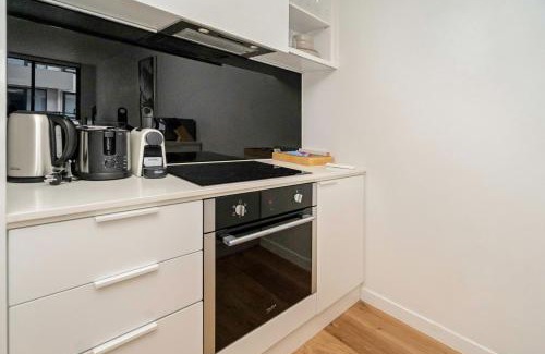 Brunswick East Apartment | Idyllic 1-Bed Near Popular Shopping Streets