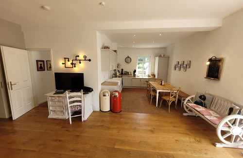 Lychen Apartment | Idyllically situated forester's lodge by the lake in the middle of nature, Hasewohnung