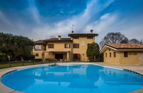 Ponti sul Mincio Villa | Il sole ad est, Exclusive Farmhouse private pool surrounded by greenery nearLake