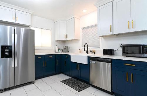 Alamitos Beach House | Immaculate 3BDR Bungalow - 5-Min Walk to Beach