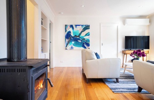 Dromana House | Immaculate, spacious, and only steps to the beach! 4pm checkout on Sundays*