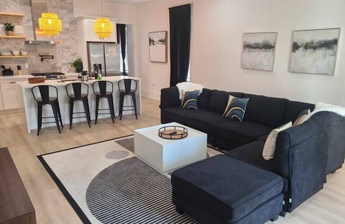 Tulane - Gravier House | Immaculate Superdome Home Parking Yard TVs Ensuite