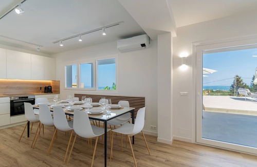 Churriana Villa | Imressive villa w/heated infinity pool w/sea views hosts 10: Happyplace Málaga