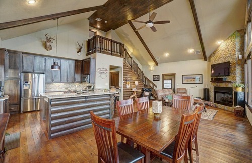 Medicine Park Cabin | Incredible View! Large Deck Hot Tub 3Bedrm2Bath 6Beds EarthKeeperCabin! 8guest