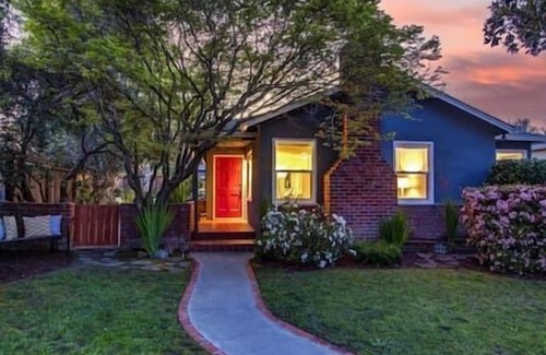 Community Center House | Individual 1B1B locates in PA DT