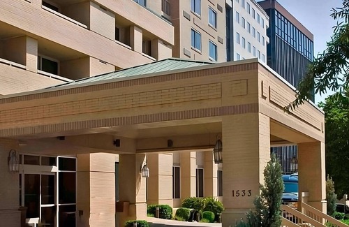 Rosslyn Apartment | Indulge in Home Like Comfort! 4 Pet-friendly Units, Parking, Onsite Starbucks!