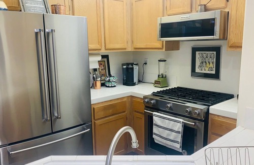 Oak Creek House | Industrial-Lux 3-Story Townhouse in Gated Community of Homes - PETS WELCOME