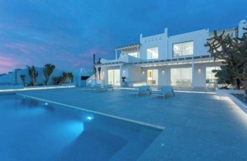 Mykonos Town Villa | Infinity 365 sunset pool City Walk 6-bedroom villa in Mykonos!