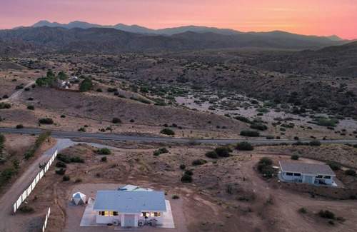Pioneertown House | Infinity & Beyond: Luxury Retreat w/Infinity Pool