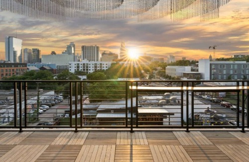 East Cesar Chavez House | Inn Cahoots on 6th: 5BR/13Beds - Pool, Rooftop, Garden Bars, Walk to Everything! (Unit 1)