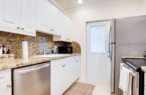 East Fort Lauderdale Condo | Intracoastal Oasis Near Galleria Mall w/Pool & BBQ