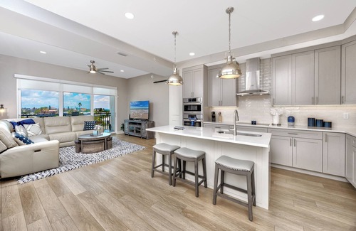 Madeira Beach Condo | Intracoastal * Pool * Full Kitchen * Self check-in