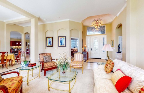 Victor House | Inviting Home on 2.5 acres, Near Vineyards