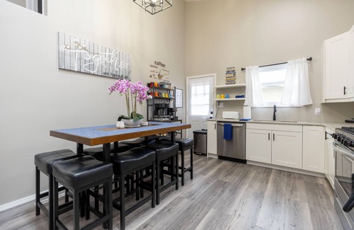 Northshore Triangle House | Irish Coffee House - 4BR, 2BA newly renovated home 5 mins to Notre Dame