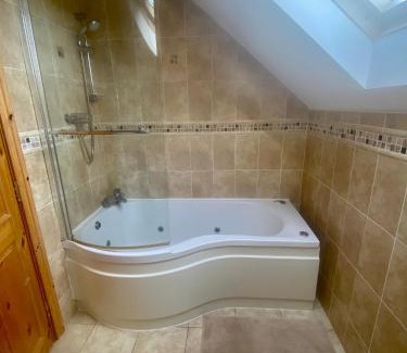 Inishmore House | Irish Isle Oasis: Spacious 5-Bedroom Retreat